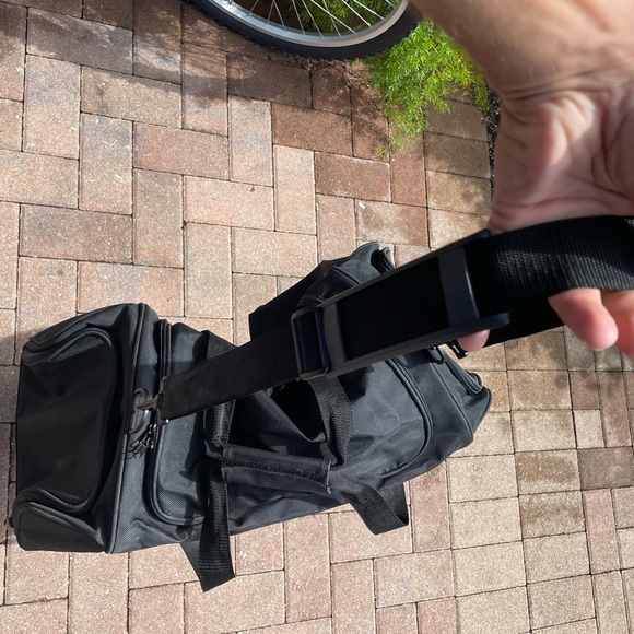 Doufle Bag With Wheels 
And shoulder strap - Picture 3 of 12